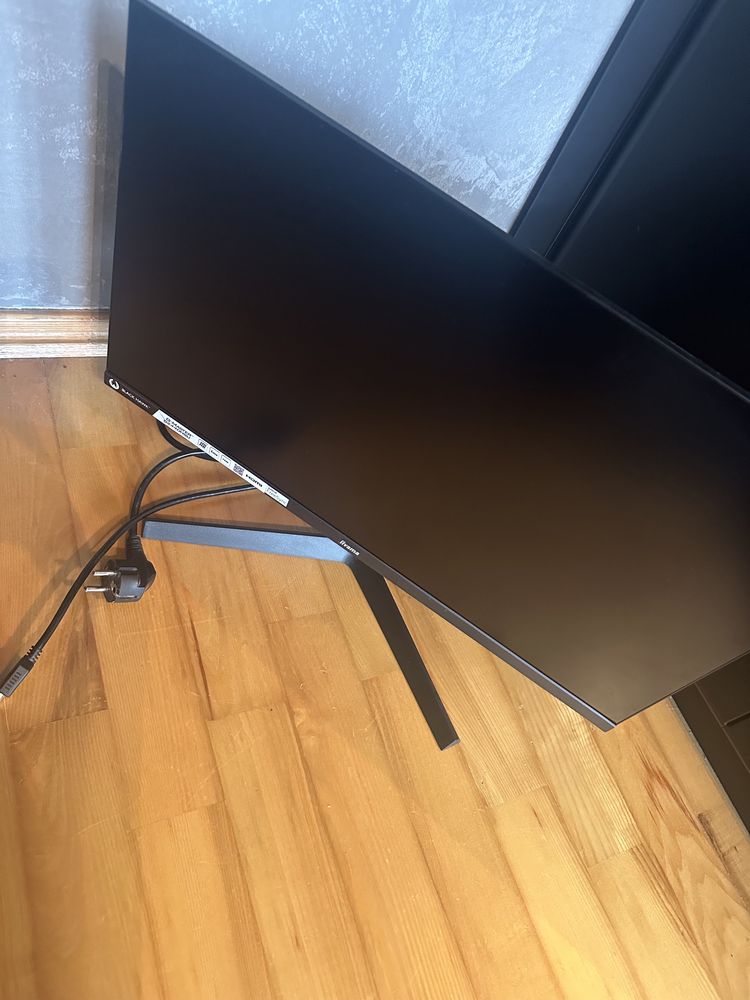 zestaw, komputer pc, nowy monitor i klawiatura,
