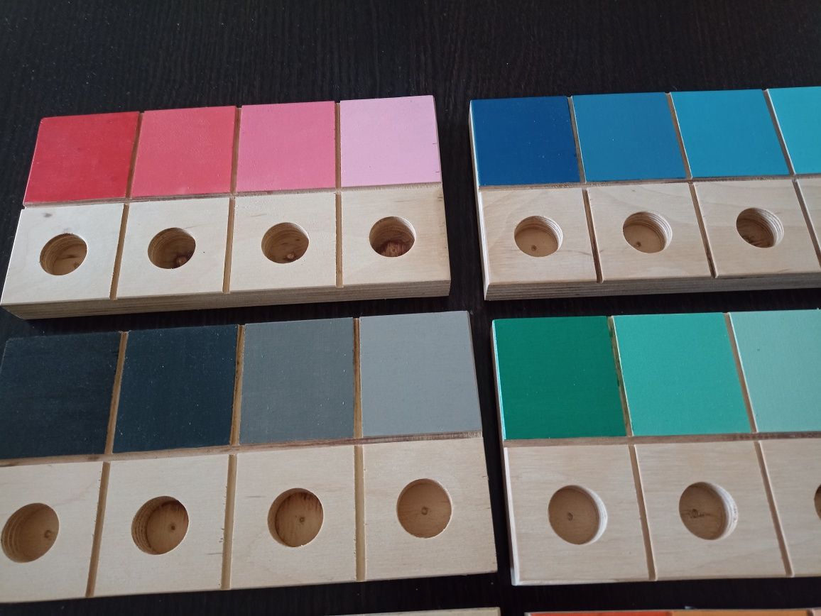 Kolorowe ludziki z płytkami gradacja kolorów Montessori