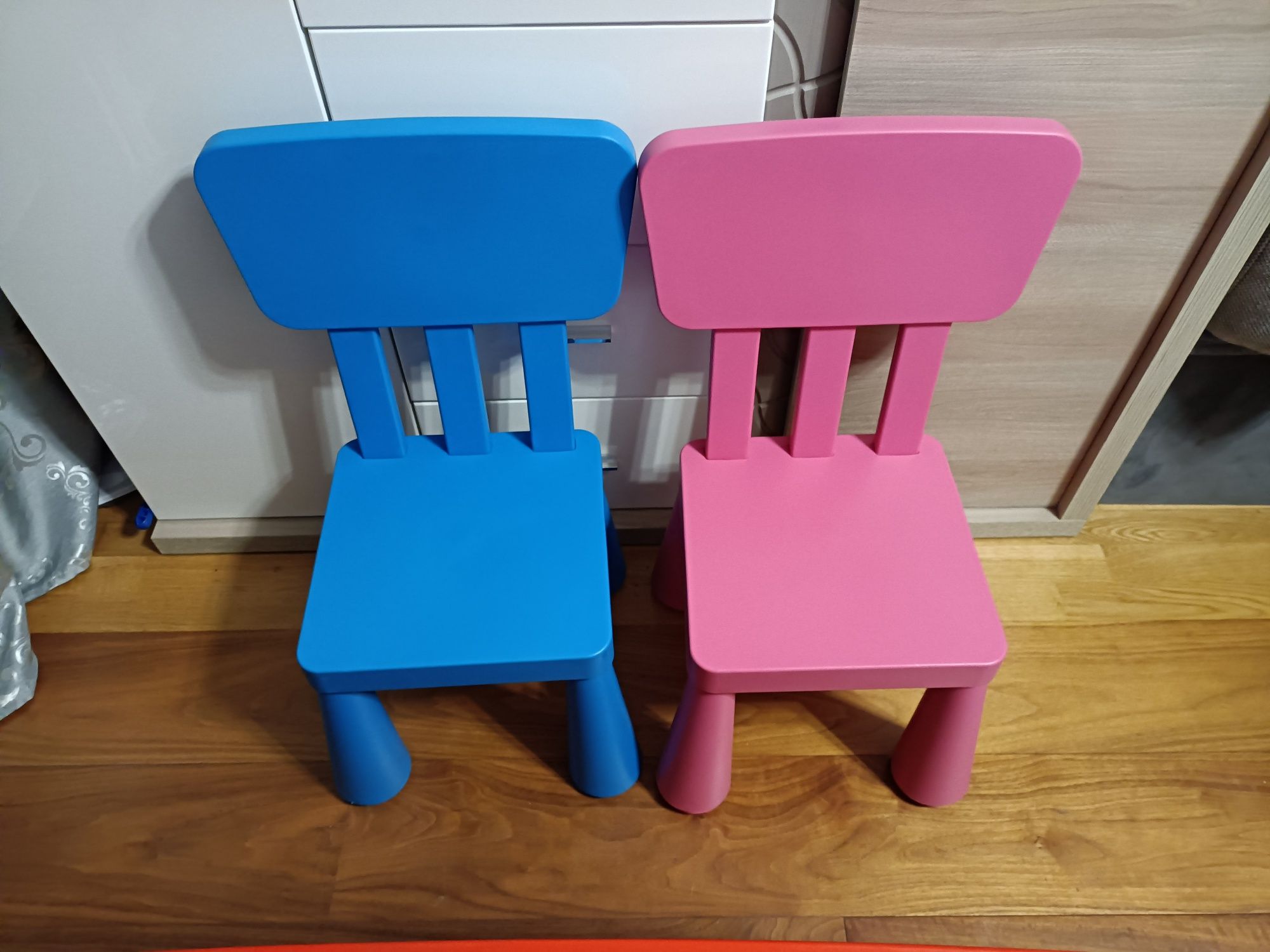 Sprzedam stolik z dwoma krzesełkami z Ikei