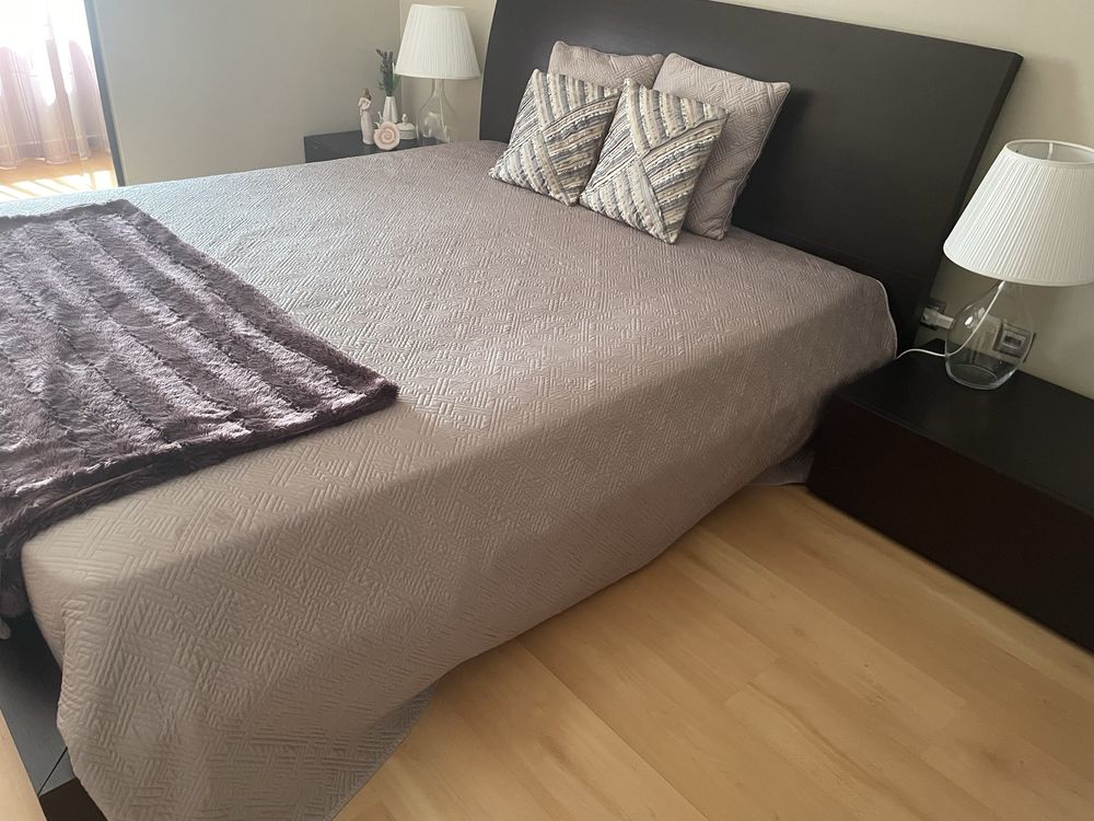 Cama de casal com cómoda