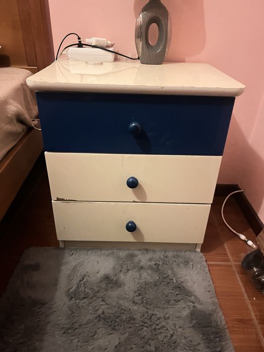 Mesa de cabeceira azul e branca