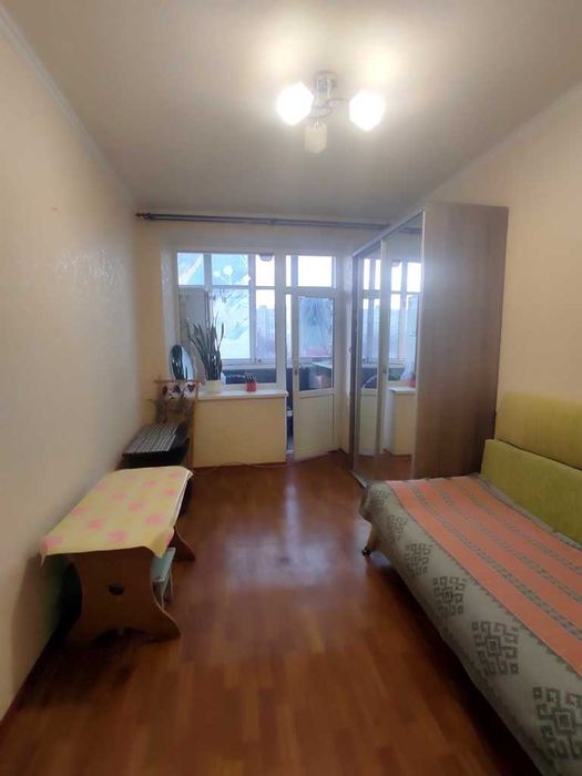 Продам комнату (гостинку) с балконом метро Масельского