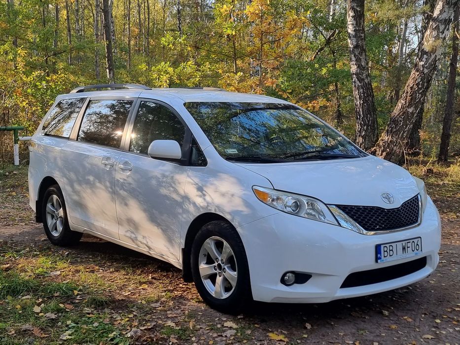 Toyota Sienna Toyota Sienna 3.5 LE V6 FWD