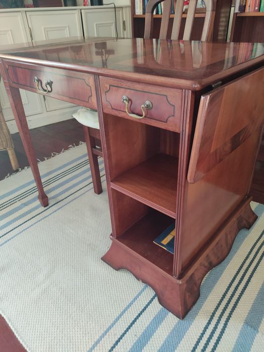 Secretária e 2 estantes de apoio