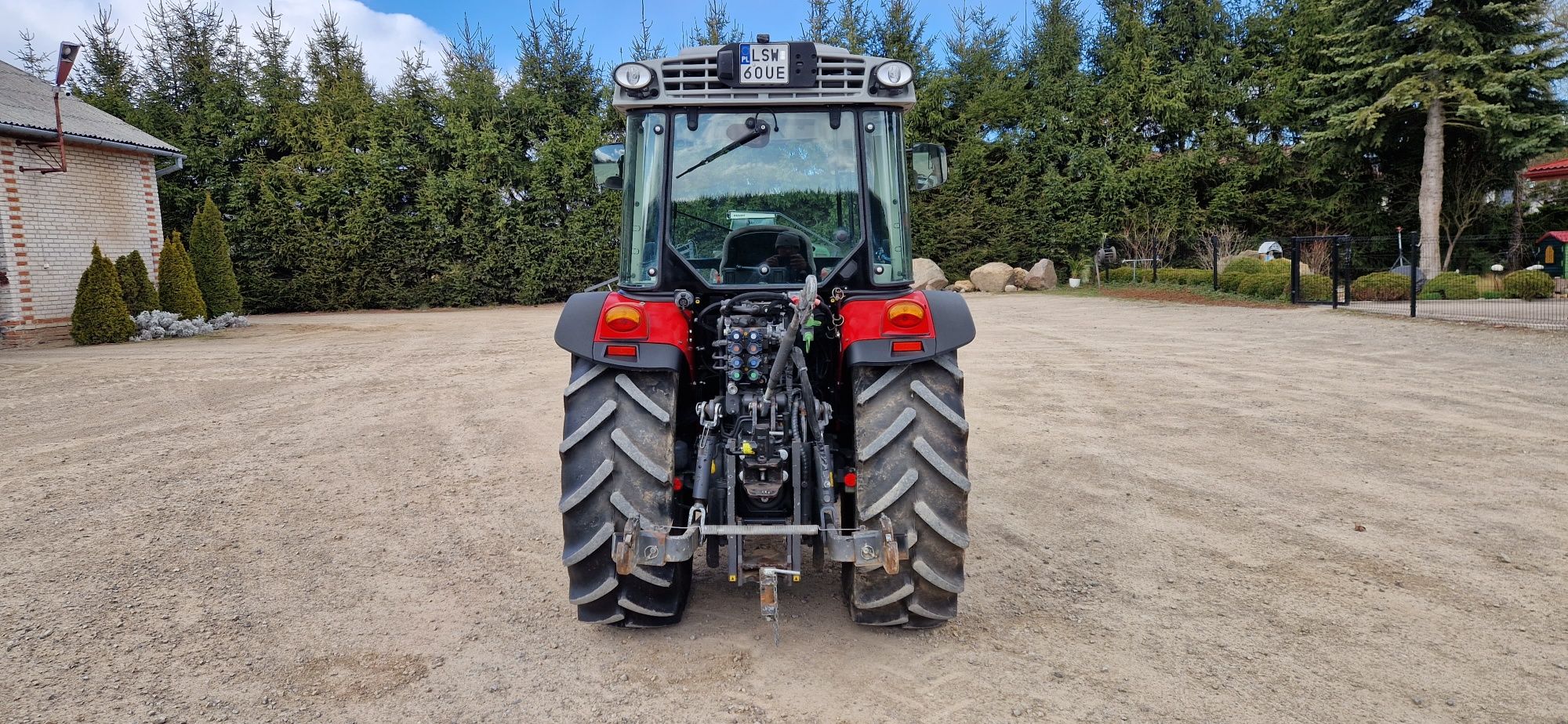 Ciągnik sadowniczy Massey Ferguson 3710F TUZ+WOM