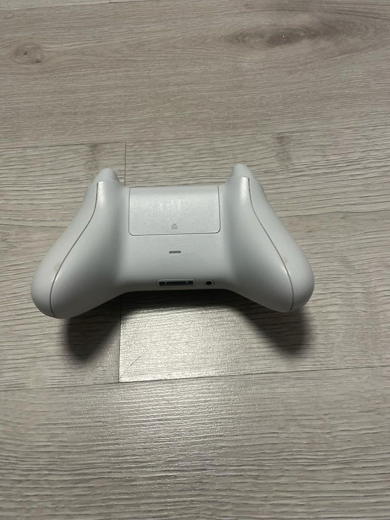 Xbox Series S ( 512g pamięci ) + PAD biały+ gta V ( na Xbox)