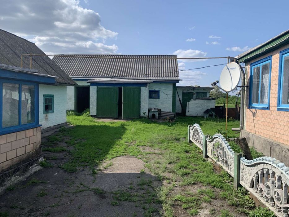 Продаєть дворище