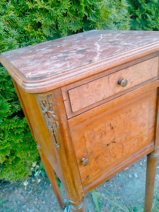 Stolik  z marmurowym  blatem