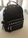 Mochila com tachas - muito espaçosa e com muitos bolsos dim. nas fotos