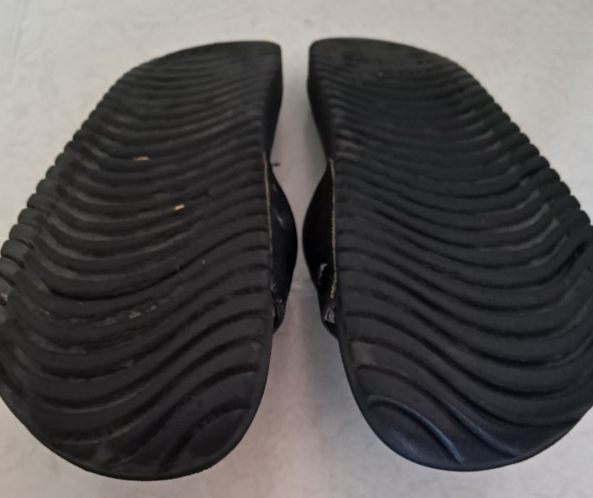 Chinelos pretos da Nike tamanho 36