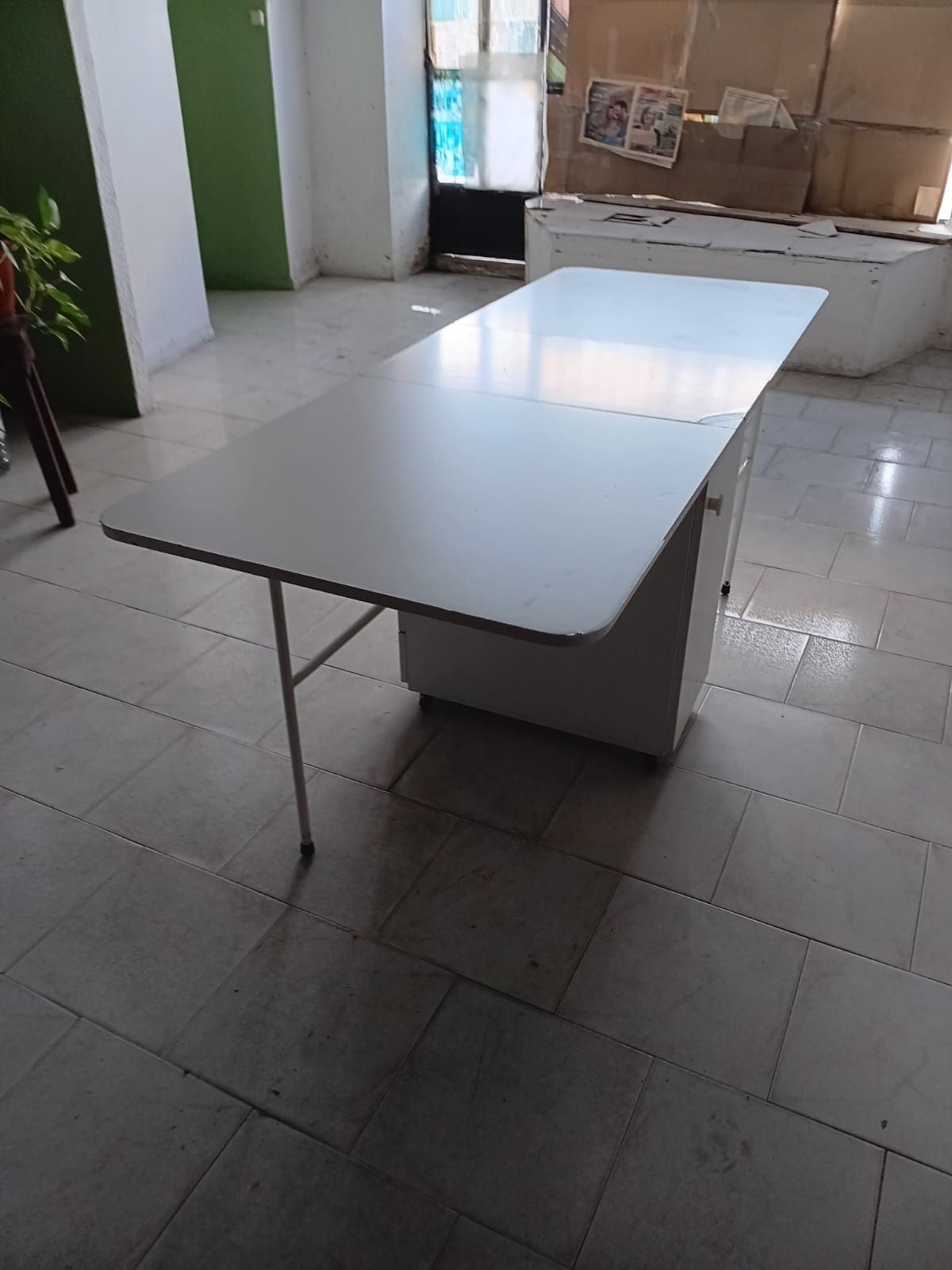 Mesa com gavetas