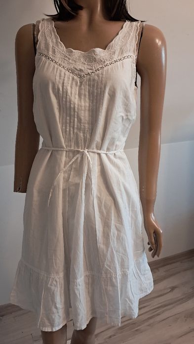 Biała sukienka haftowana bawełniana