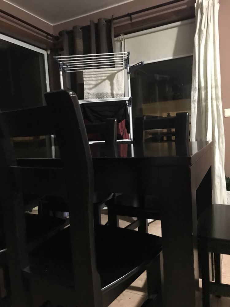 Mesa em madeira maciça com cadeiras