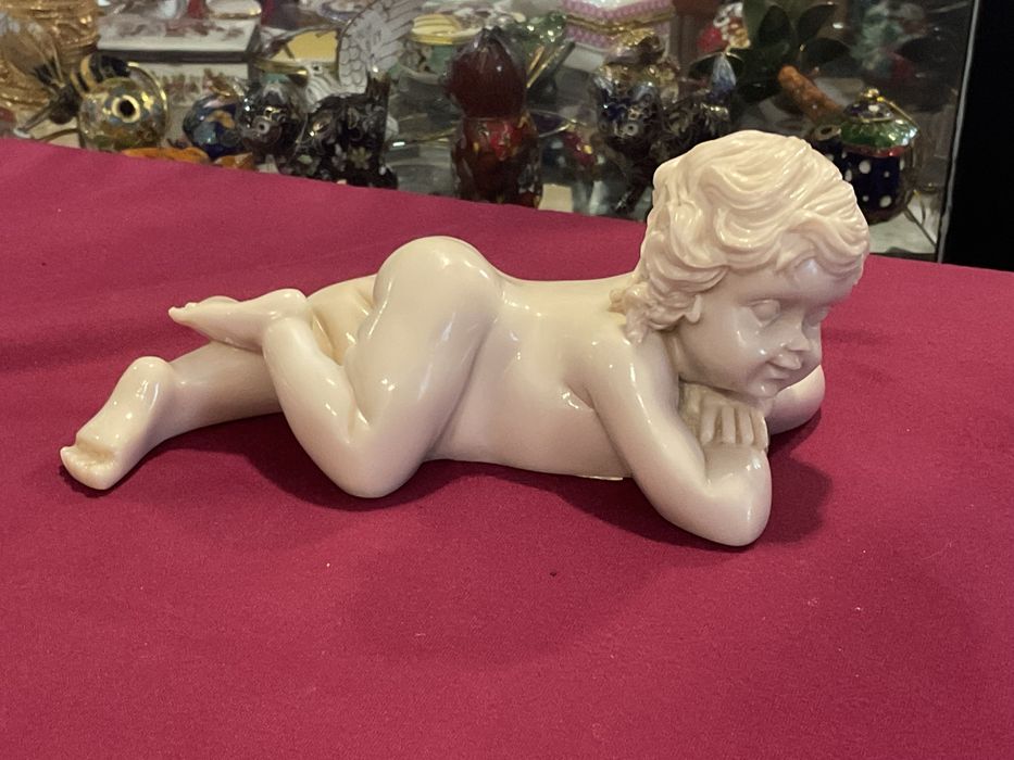 Menino deitado de barriga 18 cm.mais anúncios abaixo