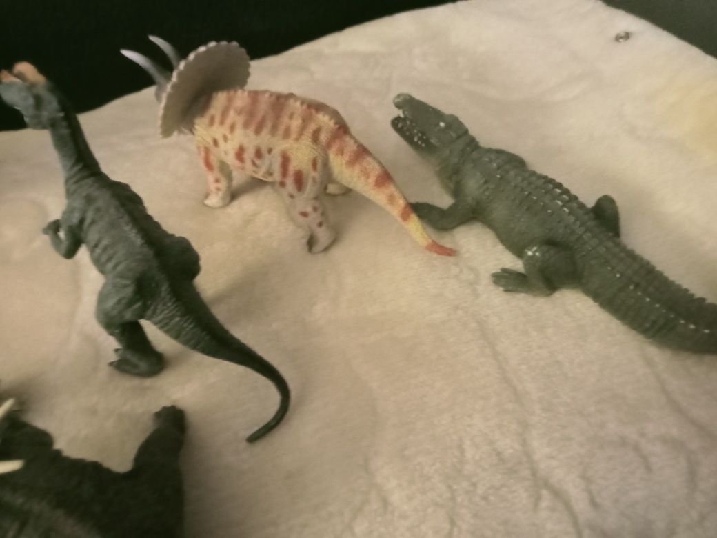Animais em miniatura vários tamanhos selvagens e dinossauros, de quali