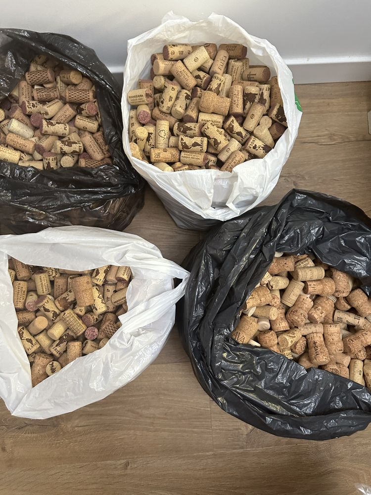 Korki po winie  2350 sztuk ( wino korek )