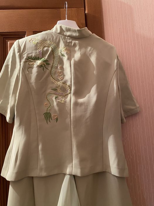 Костюм с вышивкой