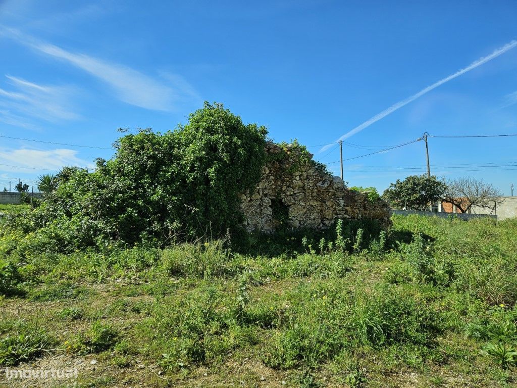 Terreno Misto com Ruína