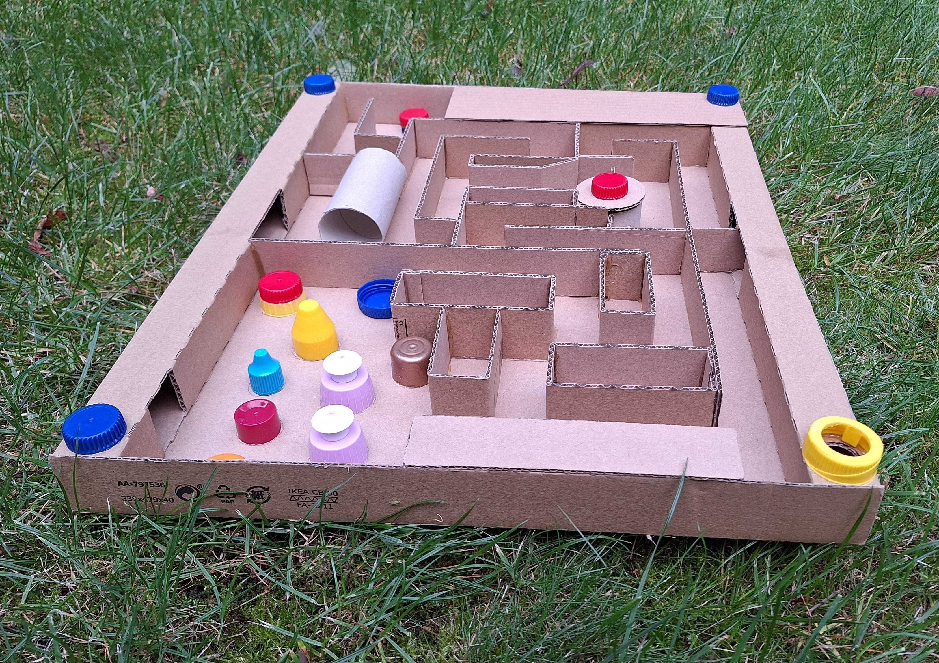 Dwie gry labirynt i pinball z kartonu dla dzieci na imprezę, urodziny