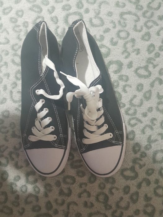 Продаю новые кеди