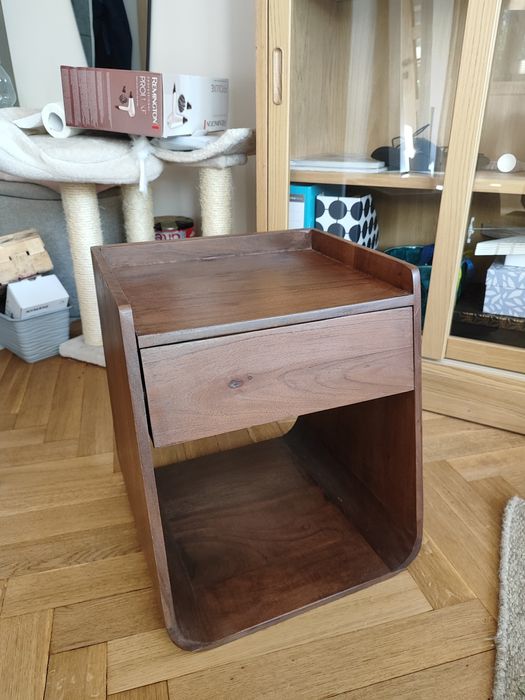 Stolik nocny z drewna akacjowego hiszpańskiej firmy SKLUM