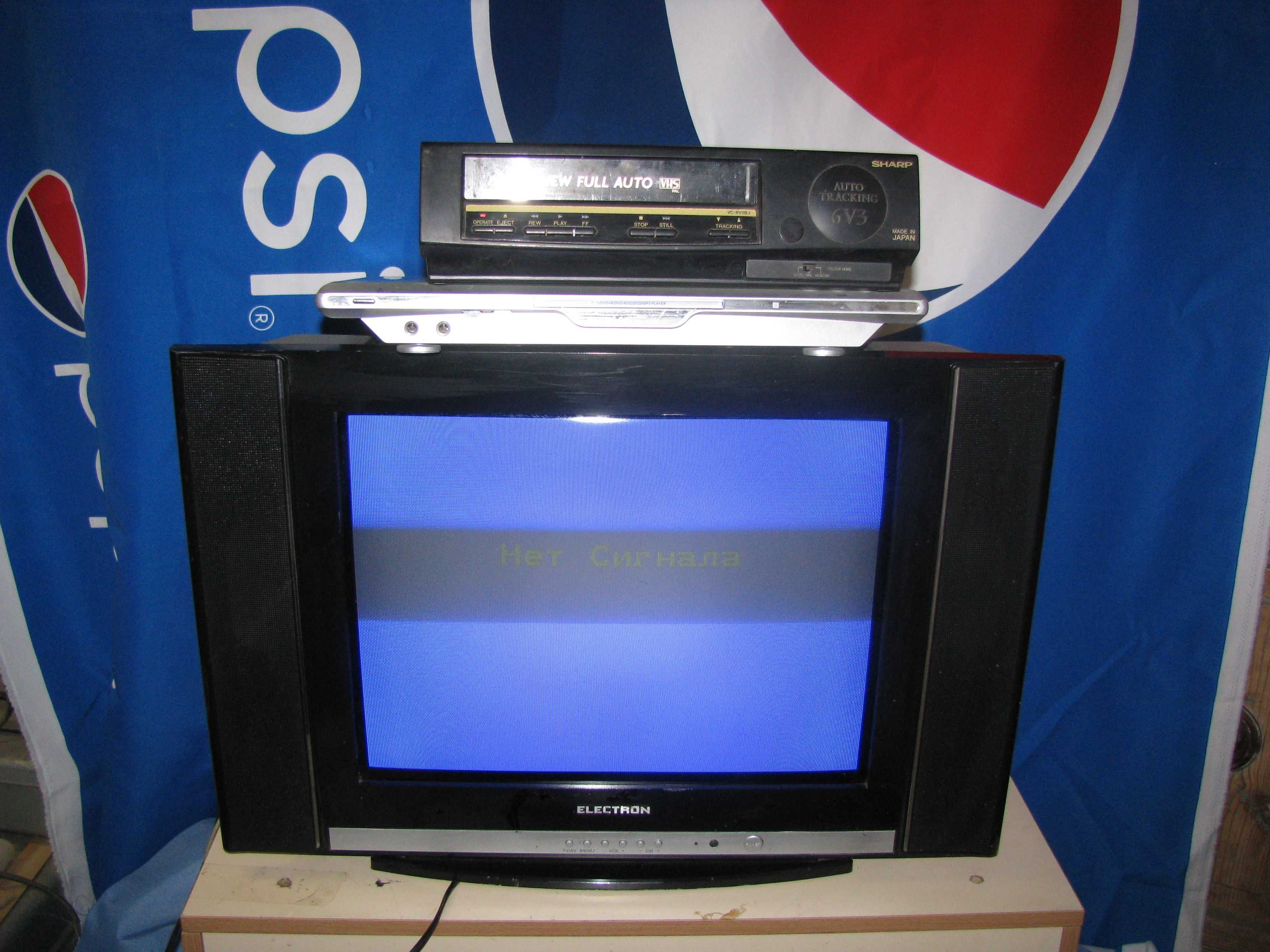 Телевизор ELEKTRON 54 ТК-713, в комплекте с DVD и видаком.