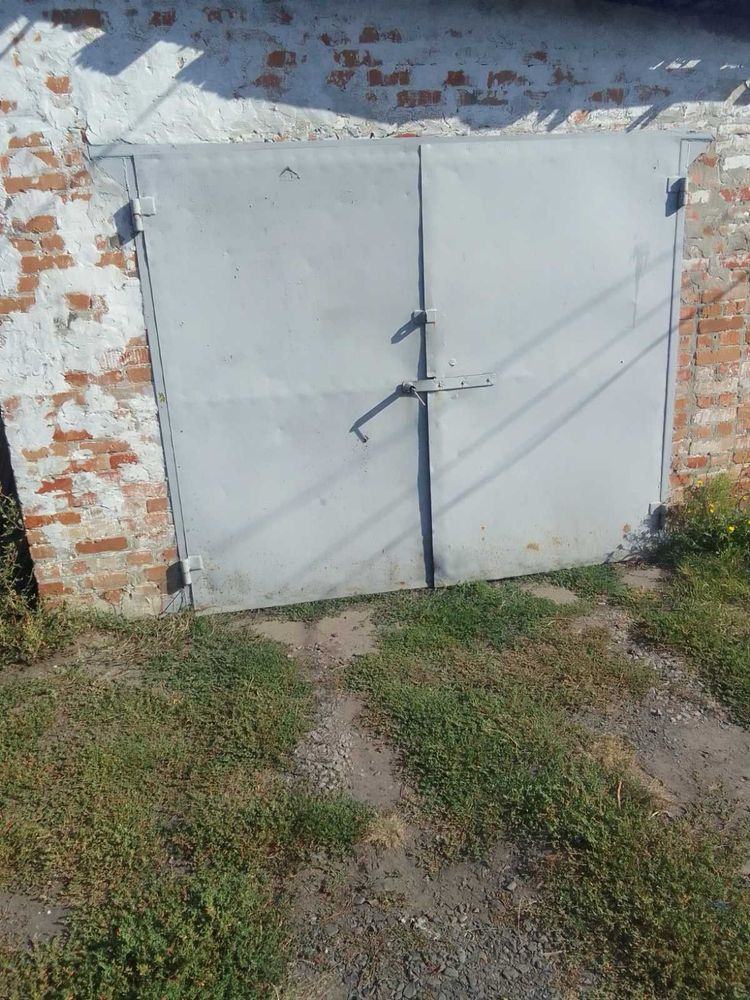 Продаю цегляний гараж