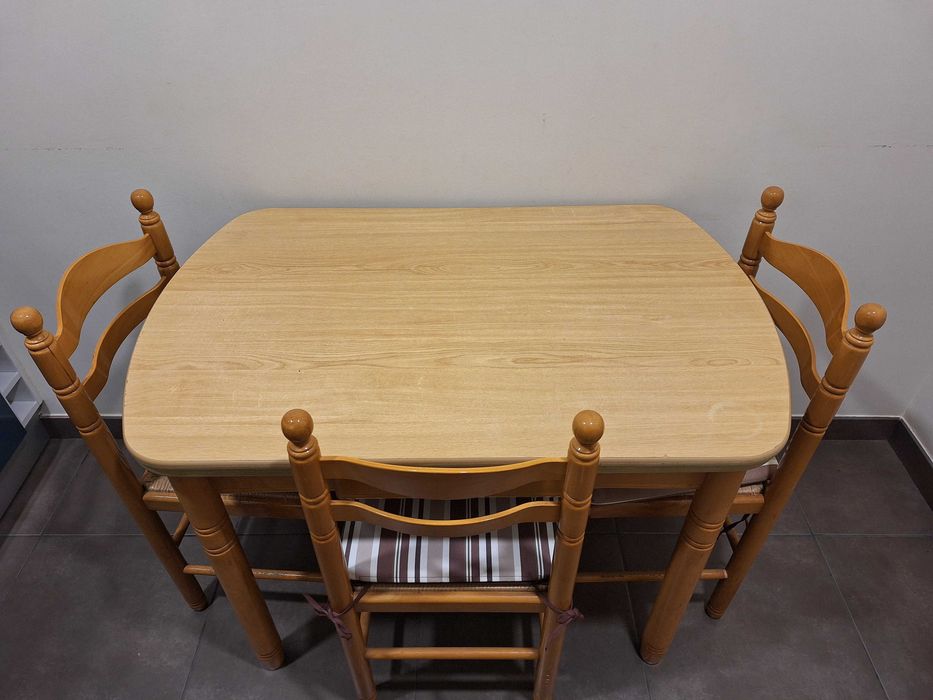 Mesa extensível com 3 cadeiras