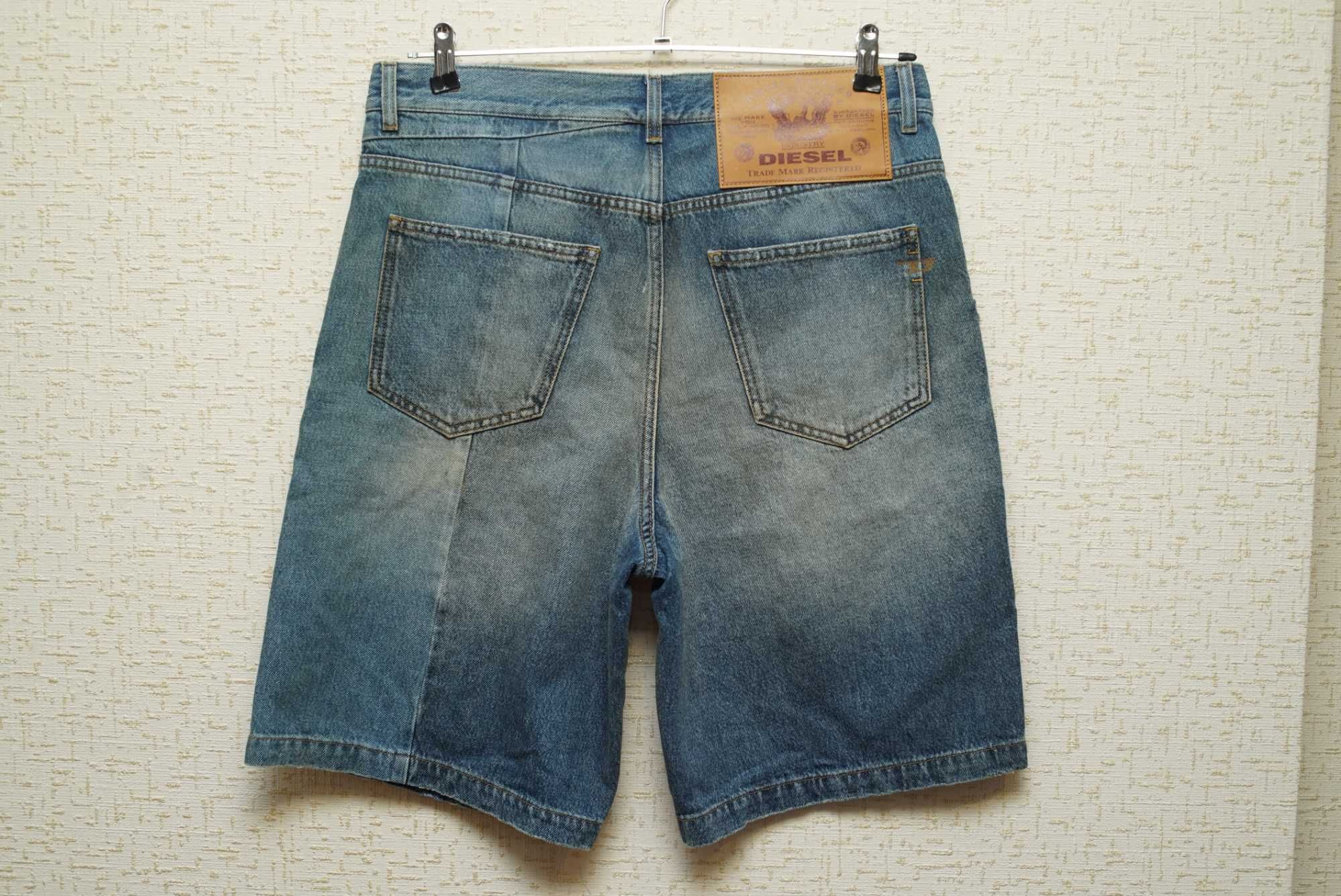 Мужские джинсовые шорты DIESEL голубого цвета с потертостями