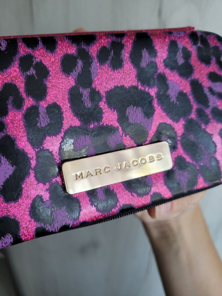 Etui zasówane na zamek z chwostem  / marc jacobs