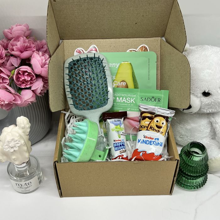 Бокс набір подарунок з косметикою і солодощами на подарунок свята