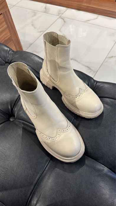 Бежеві шкіряні челсі