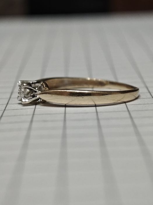 Золота каблучка, з діамантом, 585 проба.