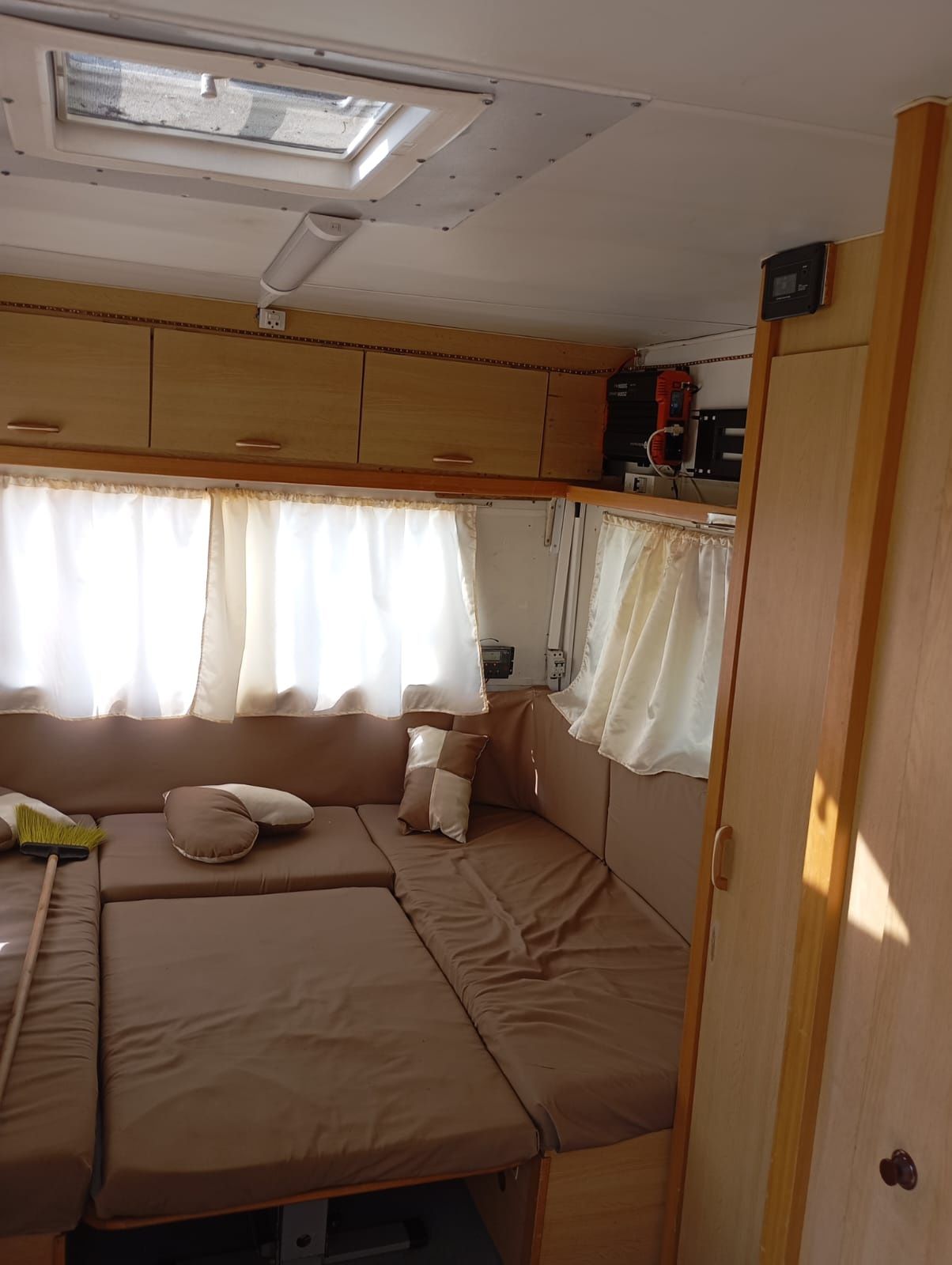 Caravana com painais solares
