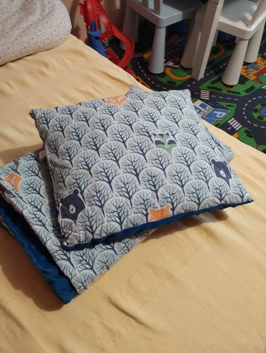 Na chłodniejsze dni kocyk z podusią do łóżeczka