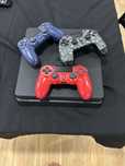 Playstation 4 com 3 comandos e 5 jogos