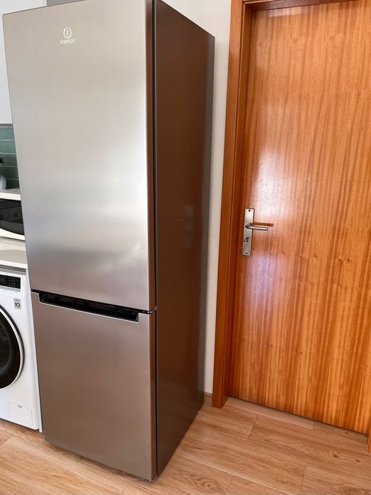 Frigorífico combinado em Inox Indesit