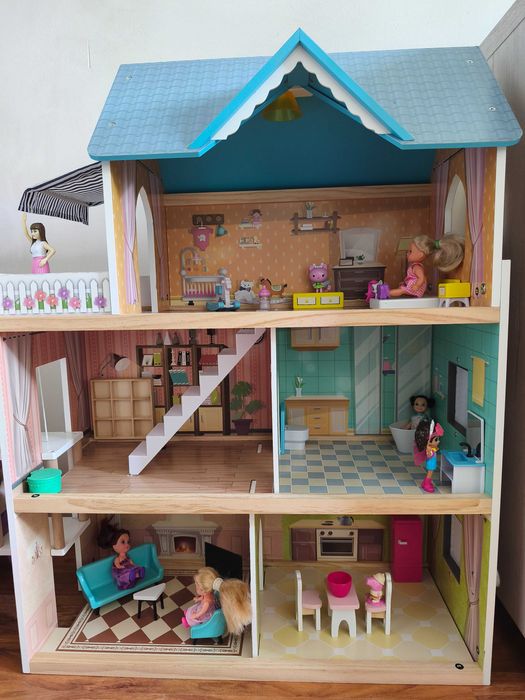 Drewniany domek dla lalek z mebelkami