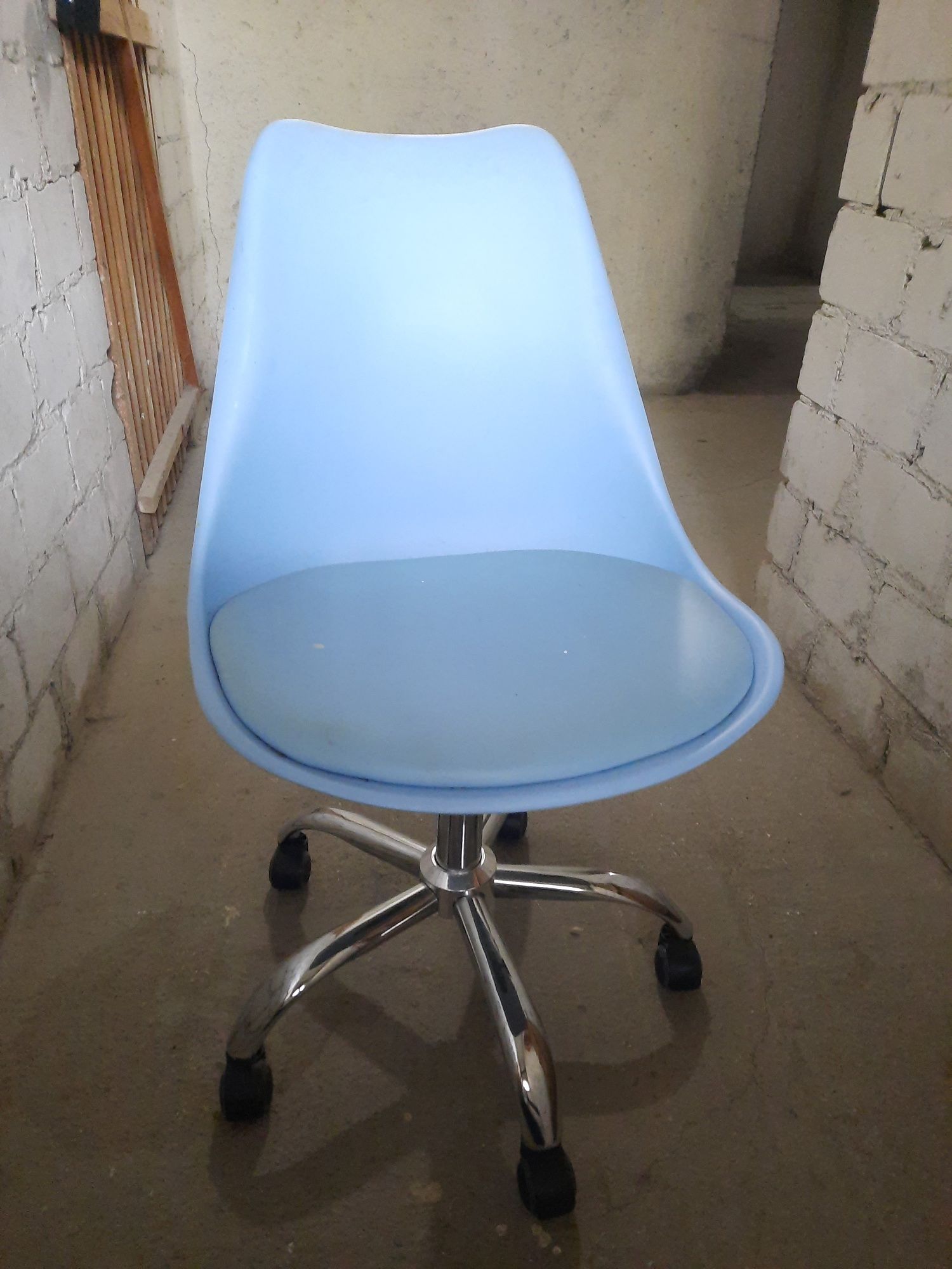 Krzeslo obrotowe niebieskie