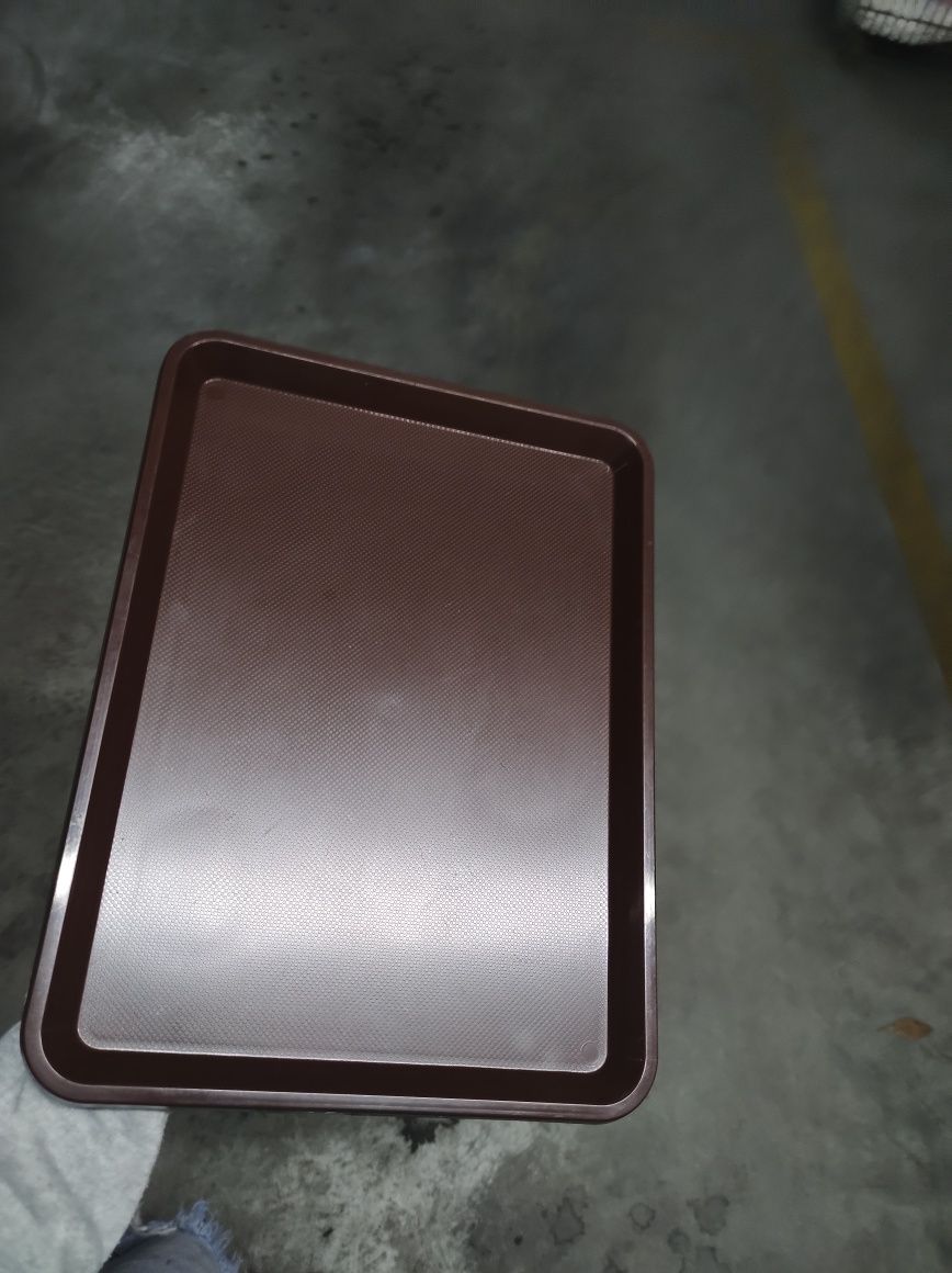 Tabuleiros castanhos para pequenos almoço