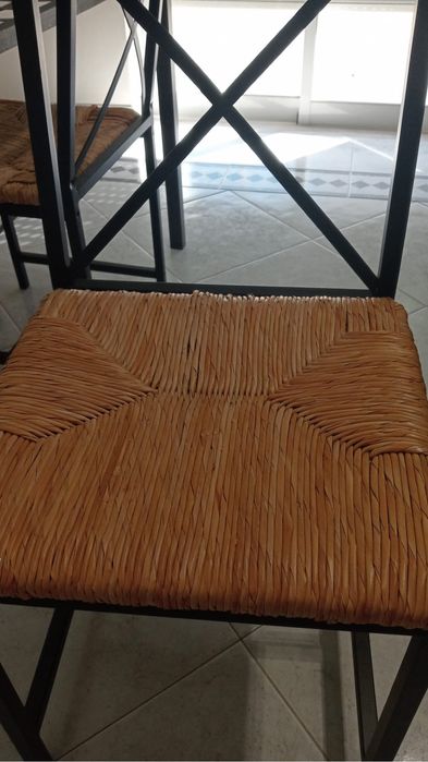 Mesa e cadeiras como novas
