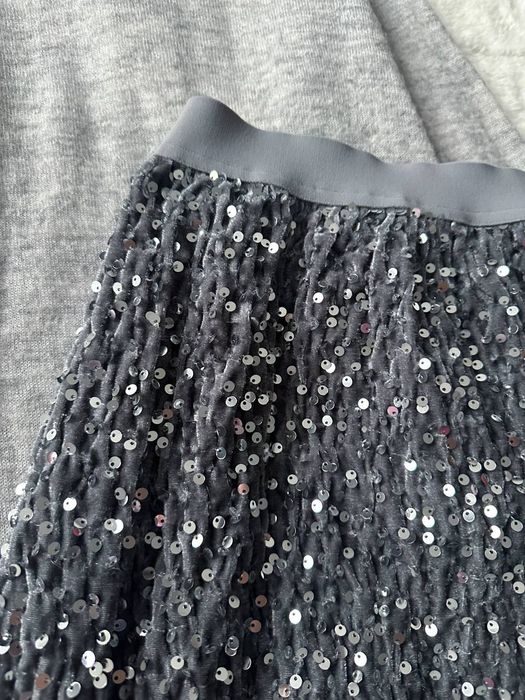 Спідниця в паєтки на резинці, м'яко облягає  силует. Розмір М