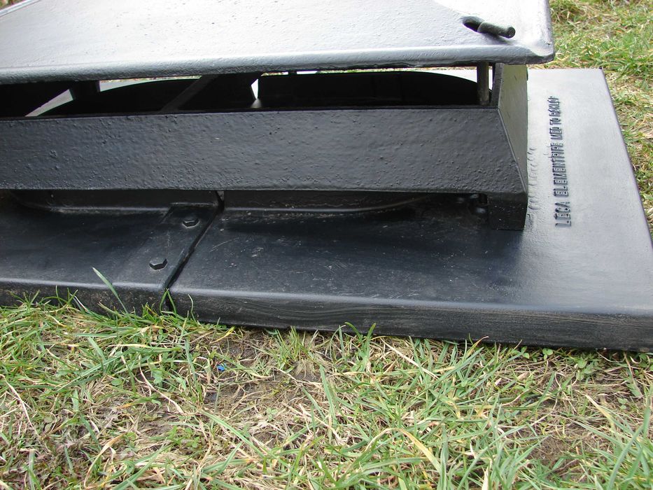 Pokrywa żeliwna komina systemowego LECA ELEMENTPIPE daszek czapa