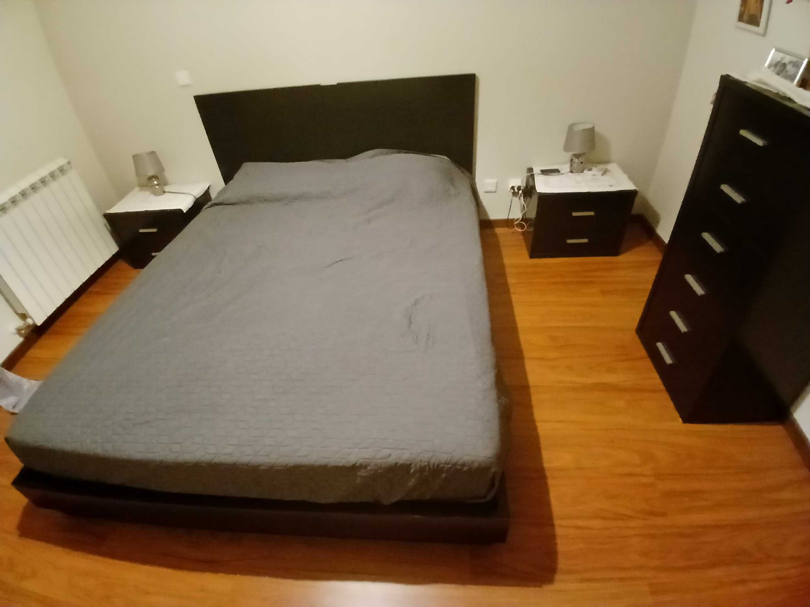 Cama de casal em excelente estado .