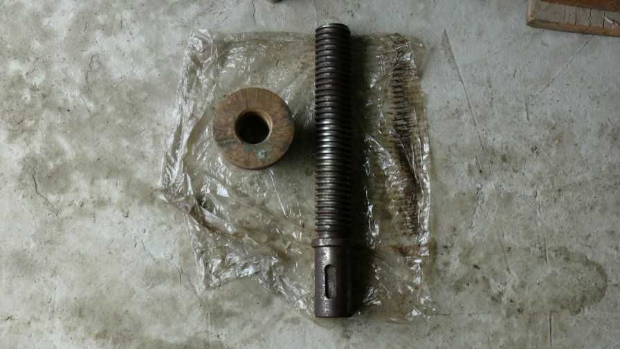 Śruba trapezowa plus nakrętka 50x8