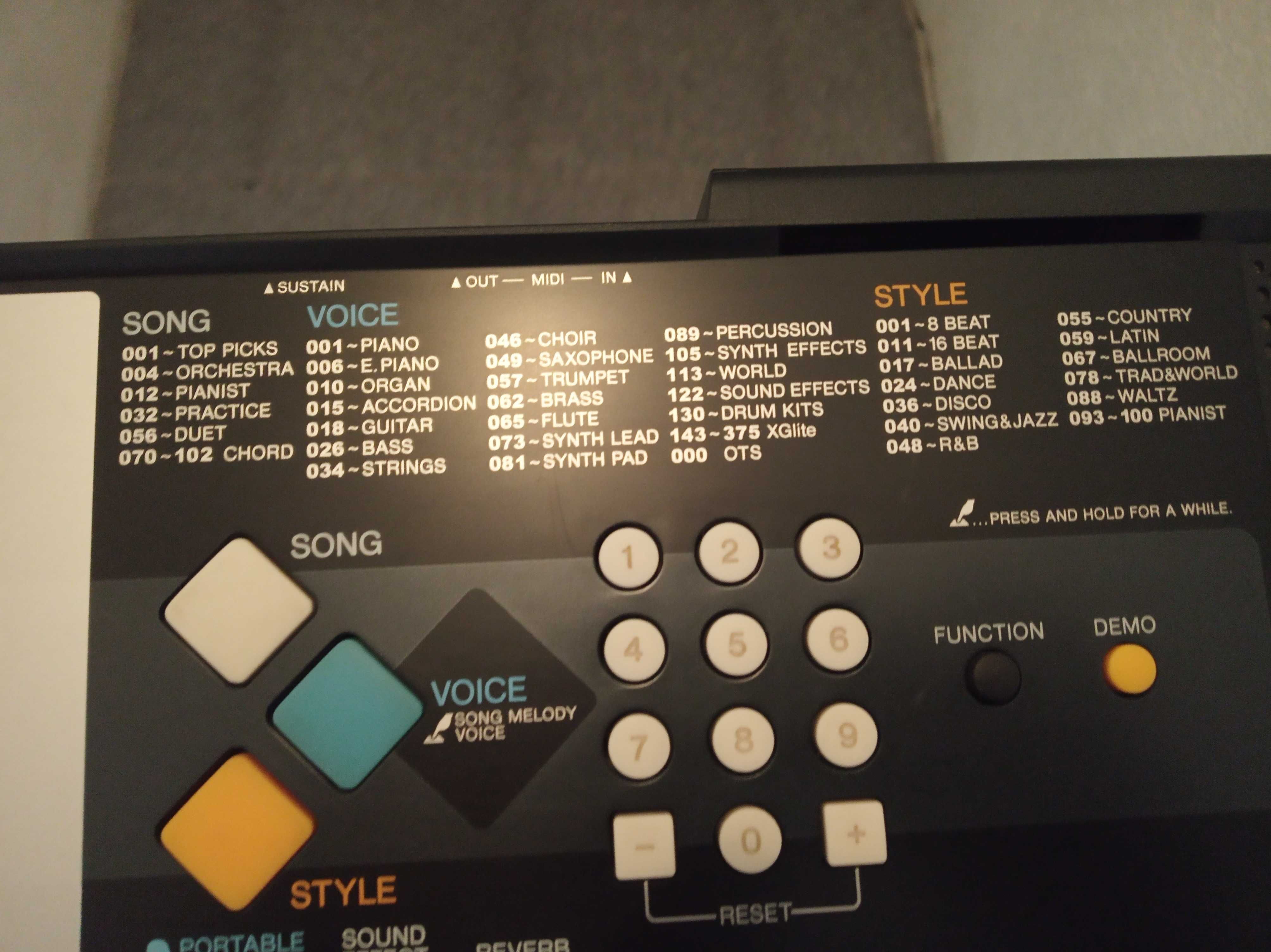 Teclado YAMAHA PSR E223