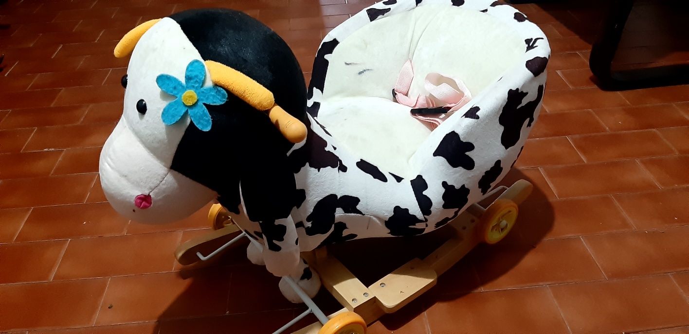 Vaca de baloiço e rodas.