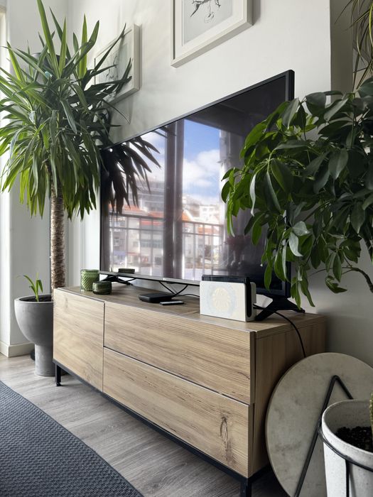 Móvel de TV em madeira clara – estilo moderno