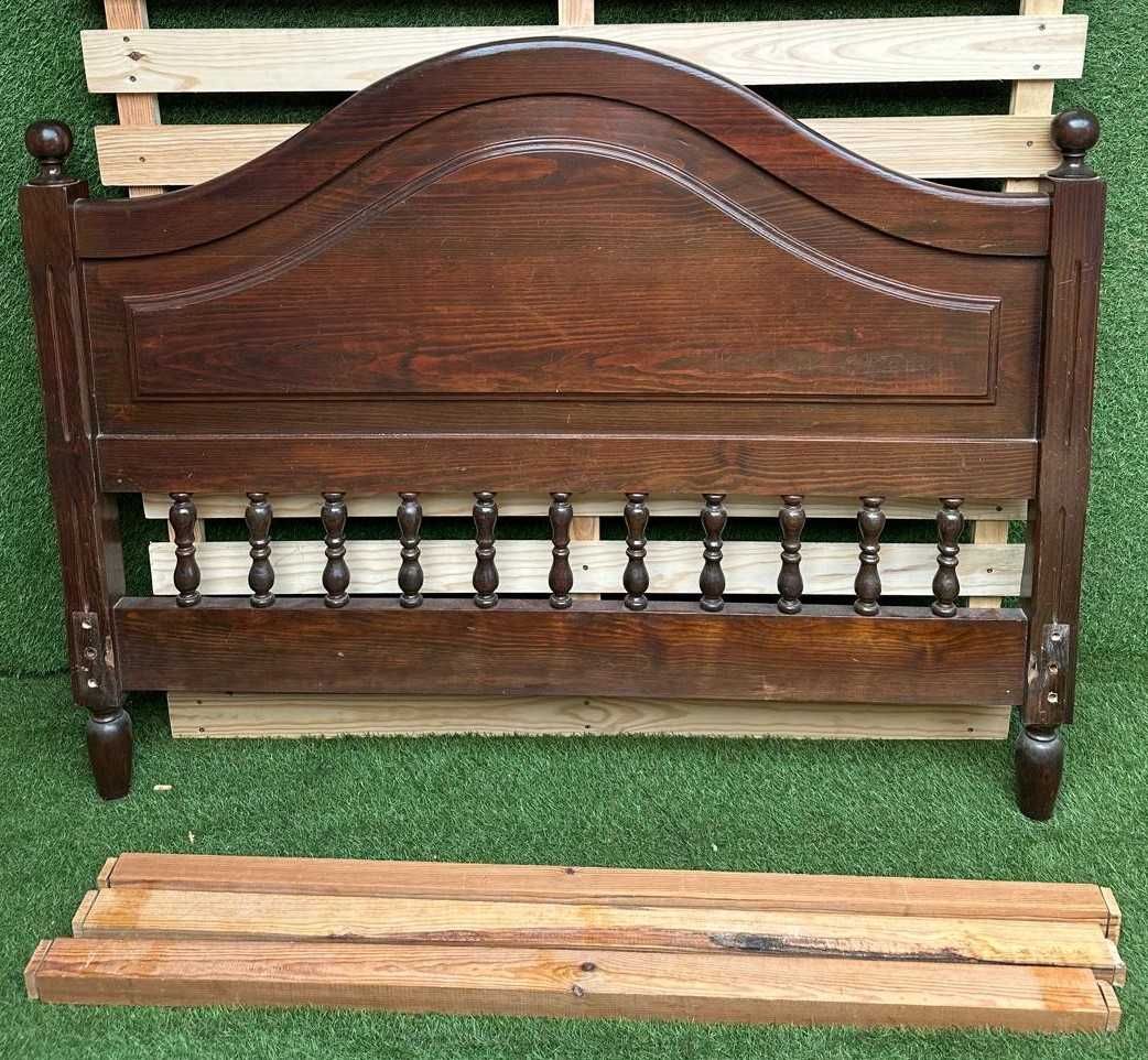 Cama de corpo e meio em pinho maciço com estrado