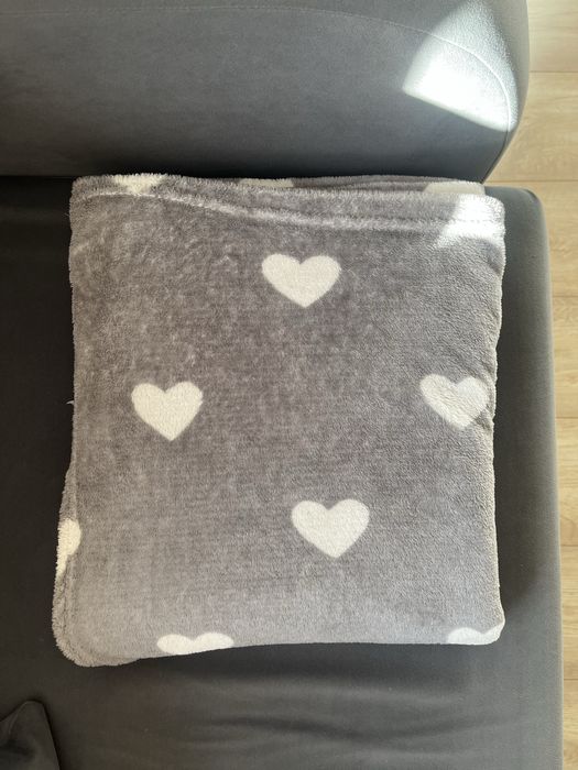 Szary kocyk w białe serduszka